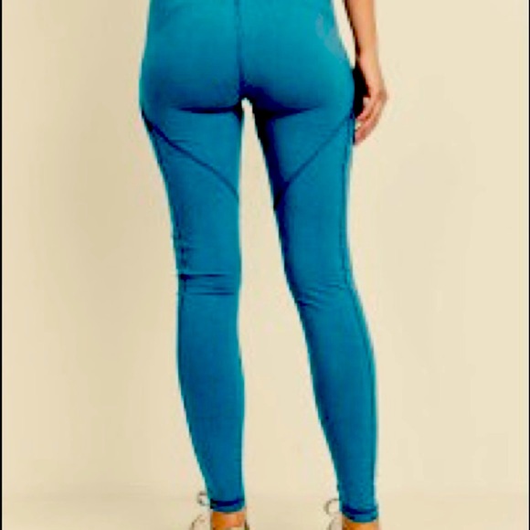 NWT! AWESOME!!Pocket YOGA LEGGINGS! Soft, Form Fitting - Picture 3 of 4